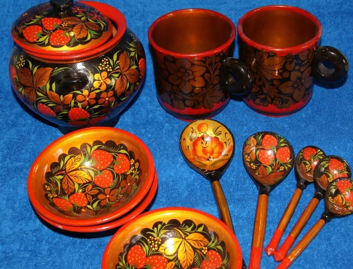 Các món gỗ (29 ảnh): Sản phẩm gỗ dùng một lần cho nhà hàng, đặc điểm của các bộ sơn Nga dưới Ukraine 10852_10