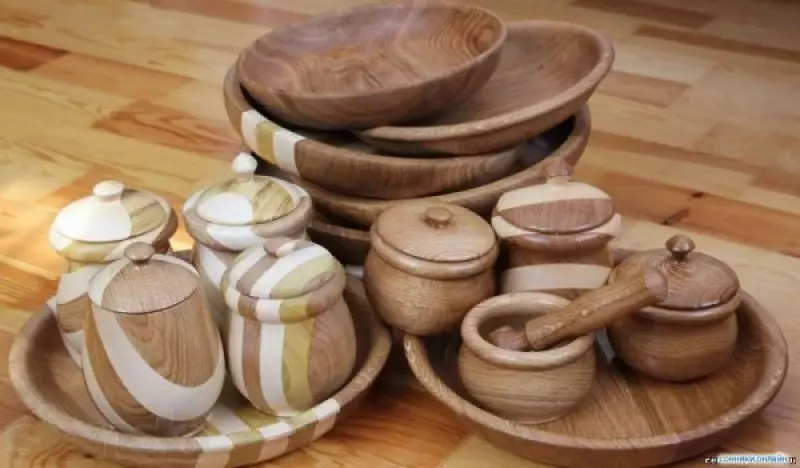 Ξύλινα πιάτα (29 φωτογραφίες): Προϊόντα ξύλου μίας χρήσης για εστιατόρια, χαρακτηριστικά ρωσικά ζωγραφισμένα σύνολα κάτω από την ουκρανική 10852_3