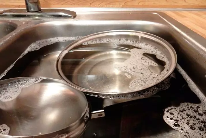 Frying pan pan: woking soya kwandon da ba stick stating da sauran models, sake nazarin abokin ciniki 10869_20