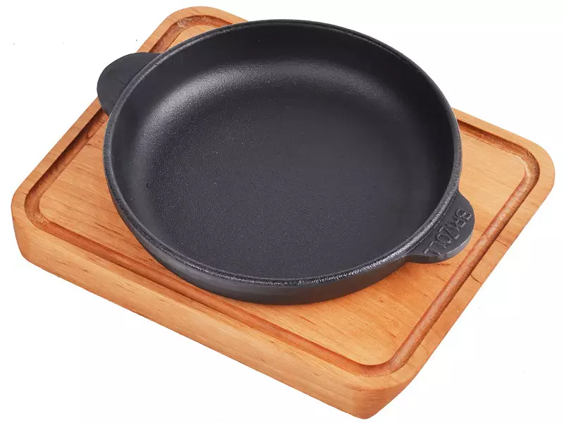Сковорідки для подачі гарячих блюд: міні-сковороди для подачі їжі на стіл, порційні моделі на дерев'яній підставці і інші варіанти 10887_13