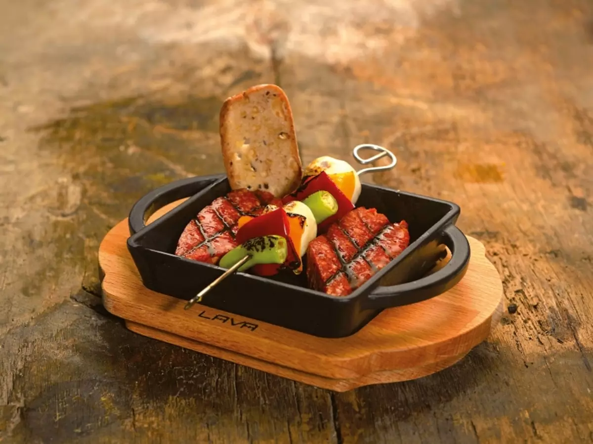 Hot braden Skin: Mini Voedsel Voor tabel, Portion Modellen op een houten tribune en andere opties 10887_18