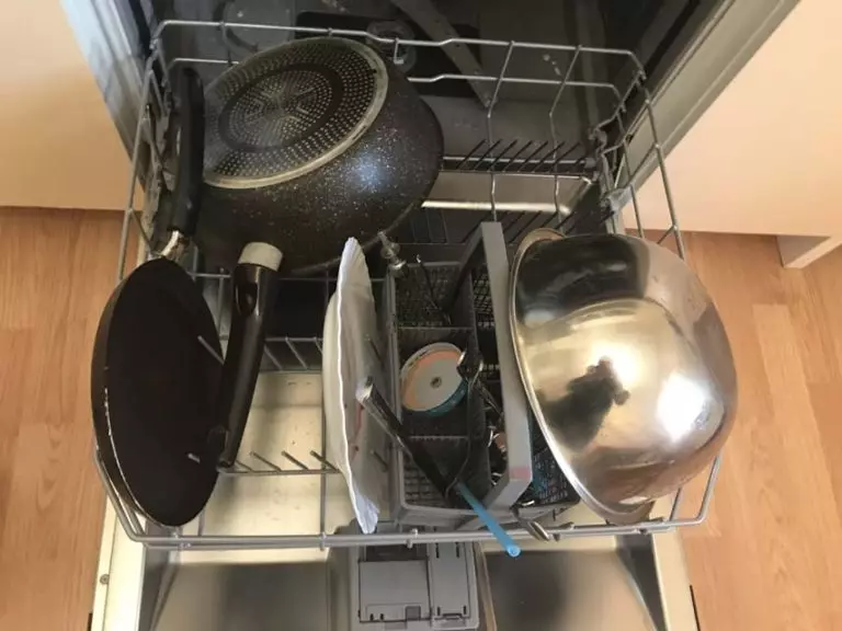 Сковородка можно мыть в посудомойке. Посудомойка для кастрюль и сковородок. Кастрюли в посудомойке. Кастрюля в посудомоечной машине. Загрузка кастрюль и сковородок в посудомойку.