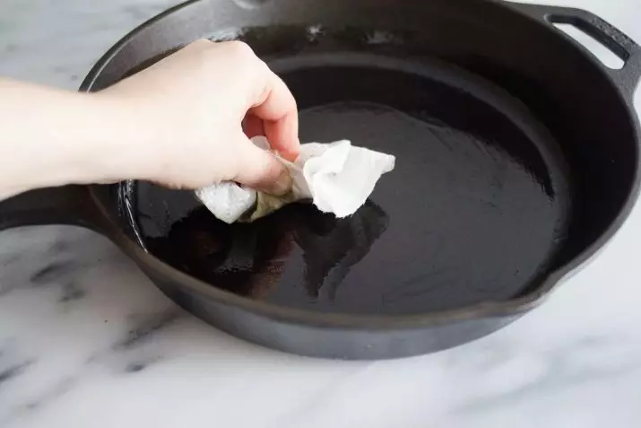 Teflon Frying Pan (24 foto): Pemulihan wajan lan mulihake. Apa bisa nggunakake piring sing rusak? Apa panci goreng? 10897_12