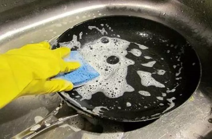 Teflon Frying Pan (24 foto): Pemulihan wajan lan mulihake. Apa bisa nggunakake piring sing rusak? Apa panci goreng? 10897_19