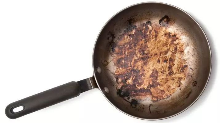 Teflon Frying Pan (24 mga larawan): Pagpapanumbalik ng kawali at pagpapanumbalik. Posible bang gamitin ang mga nasira na pagkain? Ang kawali? 10897_20