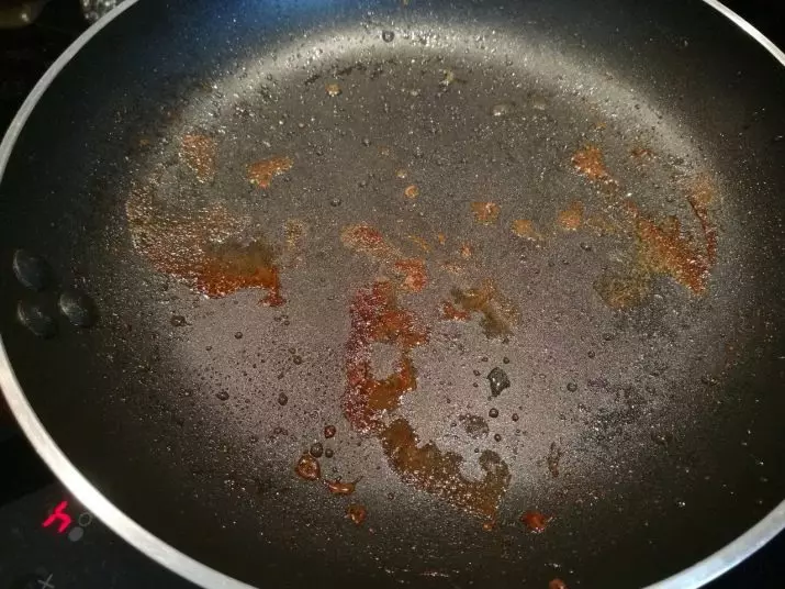 Teflon Frying Pan (24 foto): restauro di padella e restauro. È possibile usare piatti danneggiati? Sono la padella? 10897_24