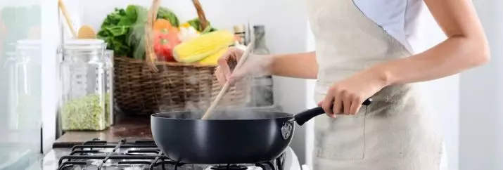 Teflon Frying Pan (24 ფოტო): Frying Pan და რესტავრაციის აღდგენა. შესაძლებელია დაზიანებული კერძების გამოყენება? არის frying პან? 10897_5