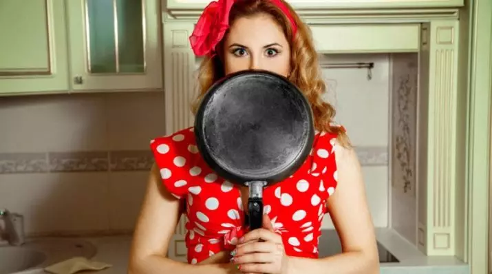 Teflon Frying Pan (24 foto): Pemulihan wajan lan mulihake. Apa bisa nggunakake piring sing rusak? Apa panci goreng? 10897_6