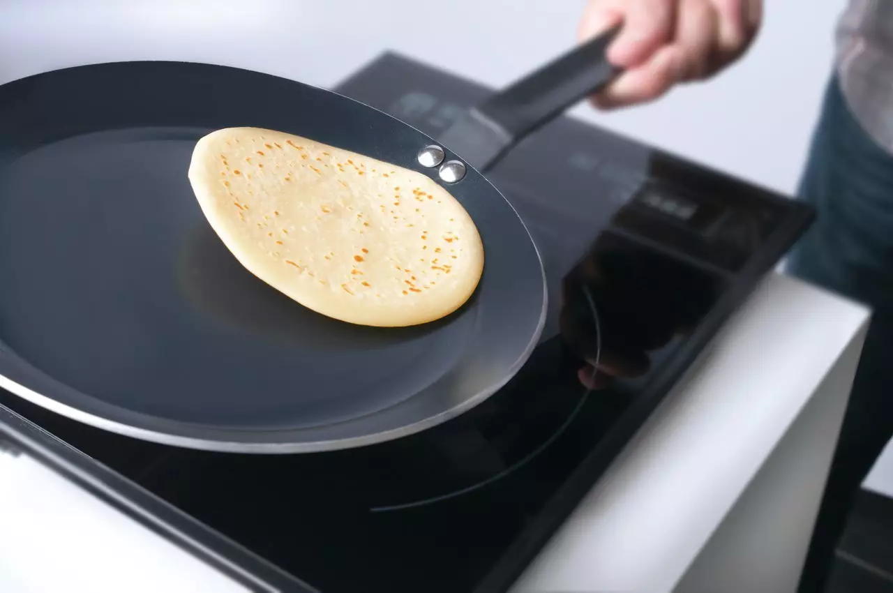 Hansı pancake daha yaxşıdır? Bir pancake qovurma qabını necə seçmək olar? Ən yaxşı modelləri qiymətləndirin. Rəylər 10903_22