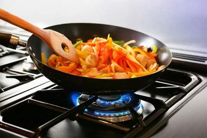 Wok (66 66 तस्बिर): यो के हो र यसको लागि के आवश्यक छ? यसमा खाना पकाउँदैछ? कसरी फ्राइंग प्यान छनौट गर्ने? समीक्षा 10908_12