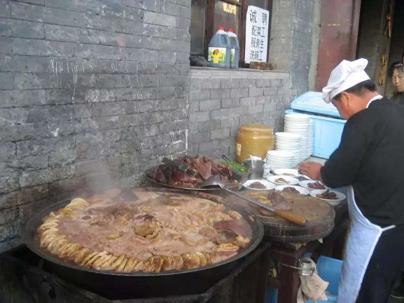 Flagga av wok (66 bilder): Vad är det och vad behövs det för? Vad lagar mat på det? Hur man väljer en stekpanna? Recensioner 10908_23
