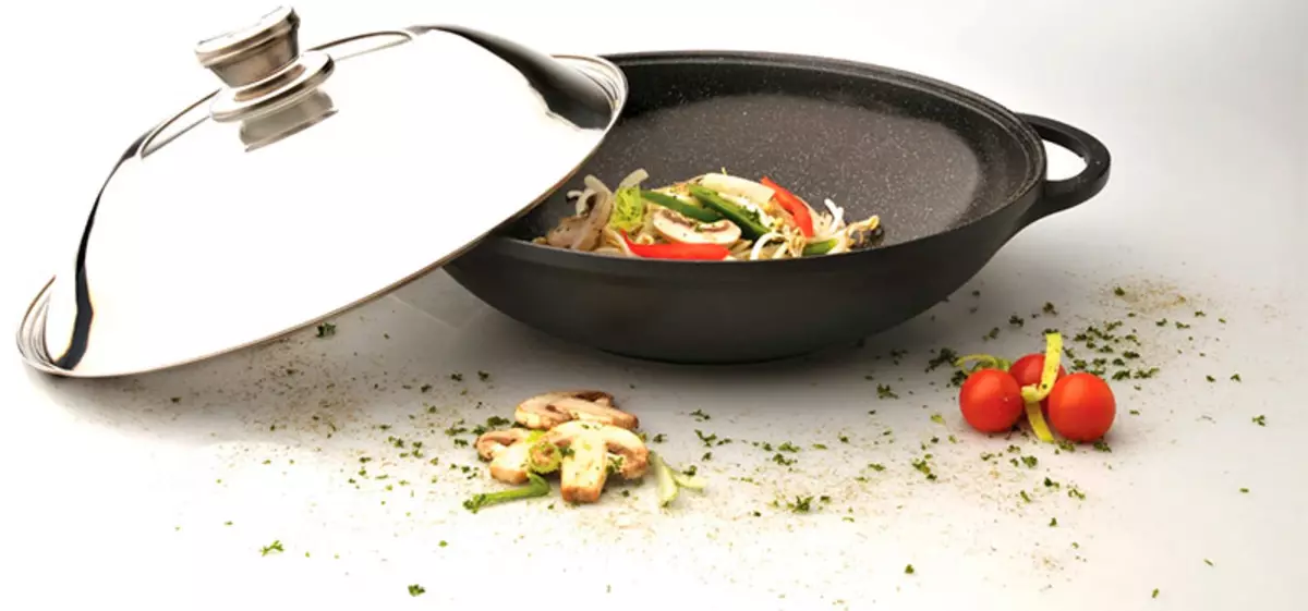 Flagga av wok (66 bilder): Vad är det och vad behövs det för? Vad lagar mat på det? Hur man väljer en stekpanna? Recensioner 10908_25