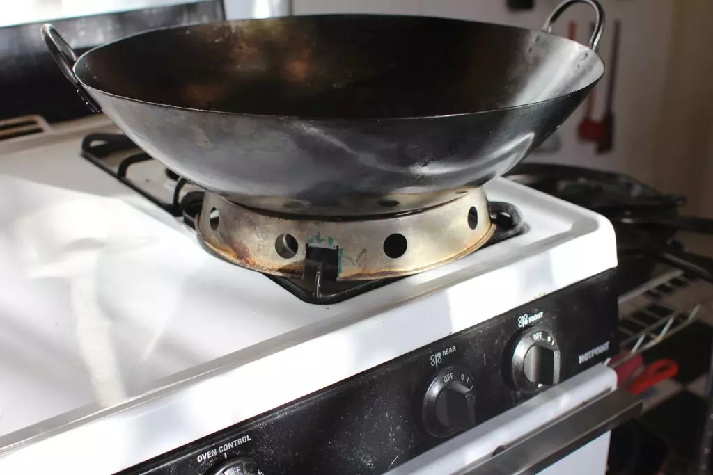 Flagga av wok (66 bilder): Vad är det och vad behövs det för? Vad lagar mat på det? Hur man väljer en stekpanna? Recensioner 10908_38
