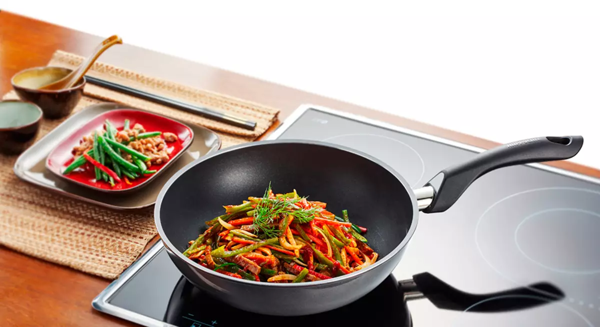 Flagga av wok (66 bilder): Vad är det och vad behövs det för? Vad lagar mat på det? Hur man väljer en stekpanna? Recensioner 10908_58