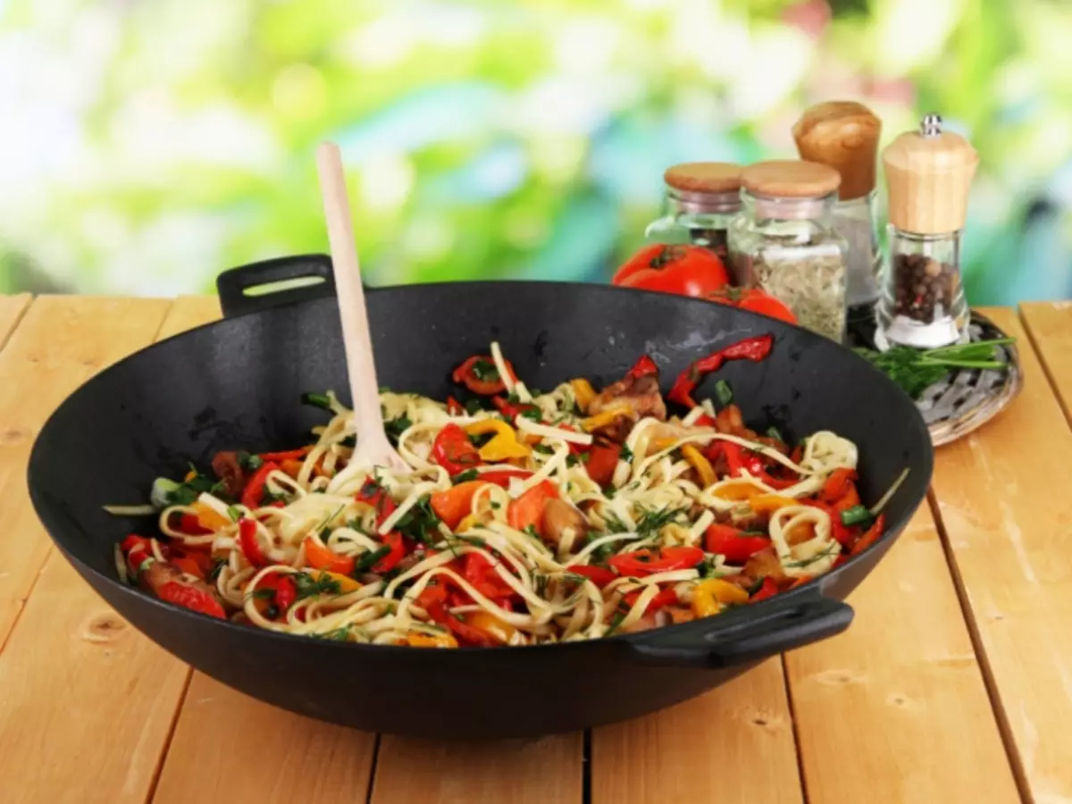 Flagga av wok (66 bilder): Vad är det och vad behövs det för? Vad lagar mat på det? Hur man väljer en stekpanna? Recensioner 10908_6