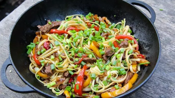 Flagga av wok (66 bilder): Vad är det och vad behövs det för? Vad lagar mat på det? Hur man väljer en stekpanna? Recensioner 10908_66