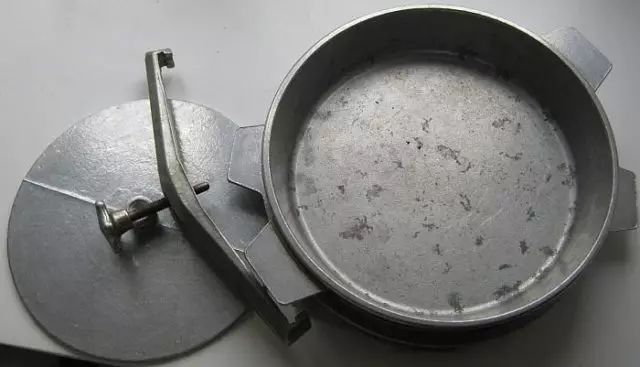 Tapaca Frying Pan: Storia della padella georgiana per la cottura del pollo del tabacco. Descrizione Pelle con pressa a vite e altri modelli 10911_13
