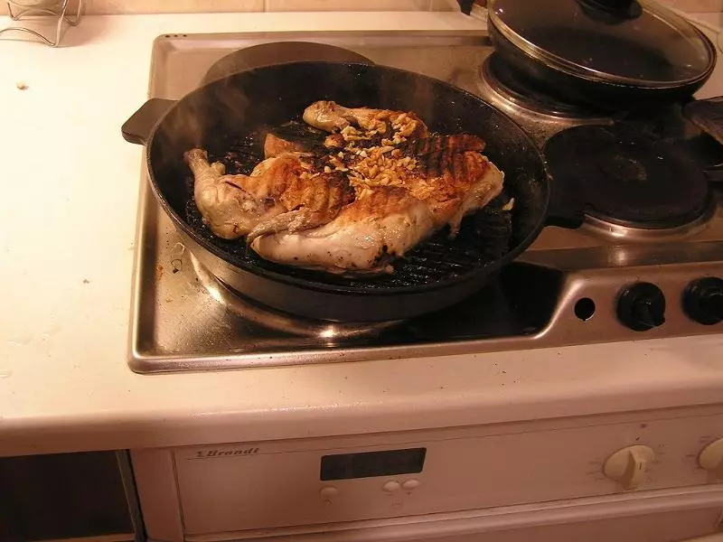 Tapaca Frying Pan: Storia della padella georgiana per la cottura del pollo del tabacco. Descrizione Pelle con pressa a vite e altri modelli 10911_17