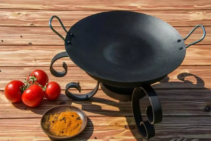 Saddyling Frying Pano (25 fotoj): Rolantaro Fera Azerbaijani Frying Pano, Elektra hejtado Kebabs kaj aliaj tipoj 10915_25