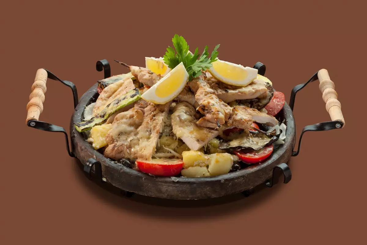 Saddyling Frying Pano (25 fotoj): Rolantaro Fera Azerbaijani Frying Pano, Elektra hejtado Kebabs kaj aliaj tipoj 10915_5