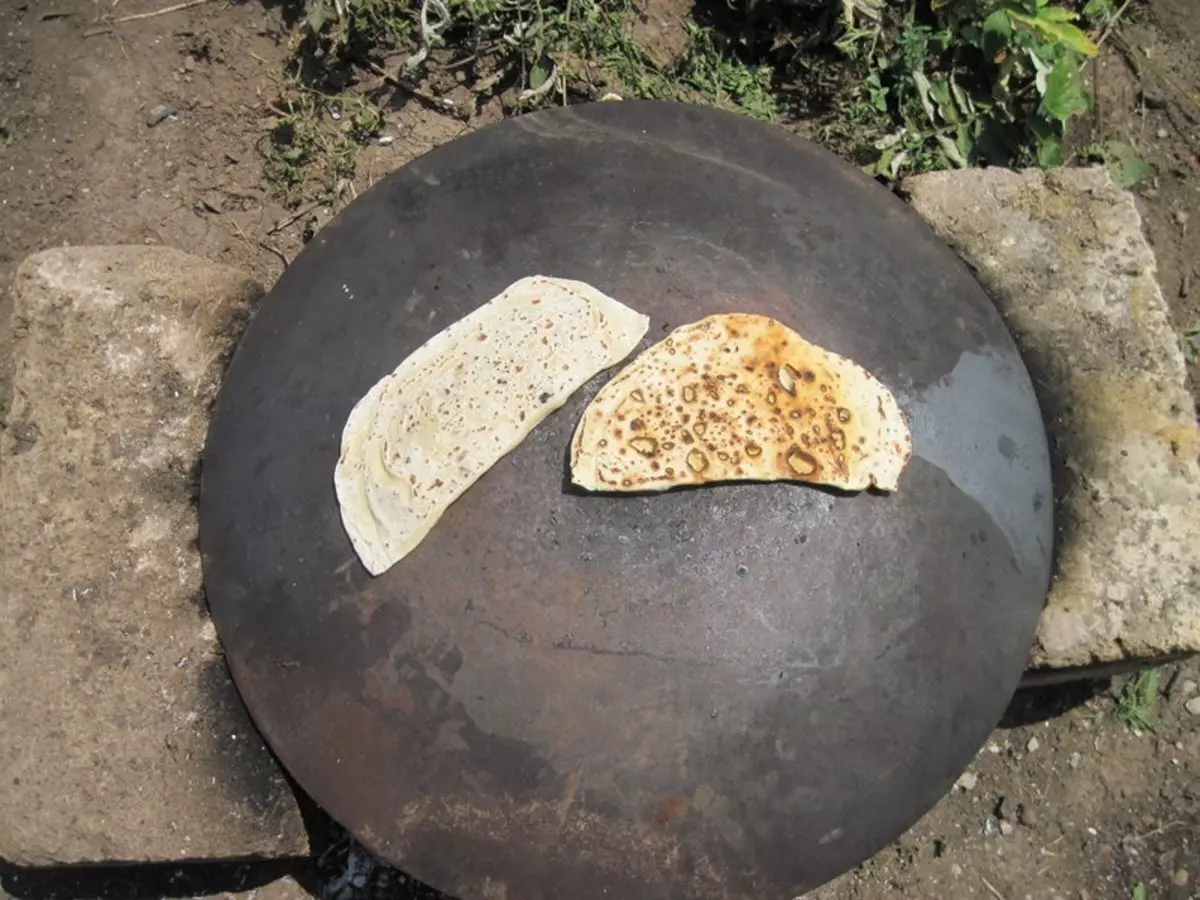 Saddyling Frying Pano (25 fotoj): Rolantaro Fera Azerbaijani Frying Pano, Elektra hejtado Kebabs kaj aliaj tipoj 10915_9