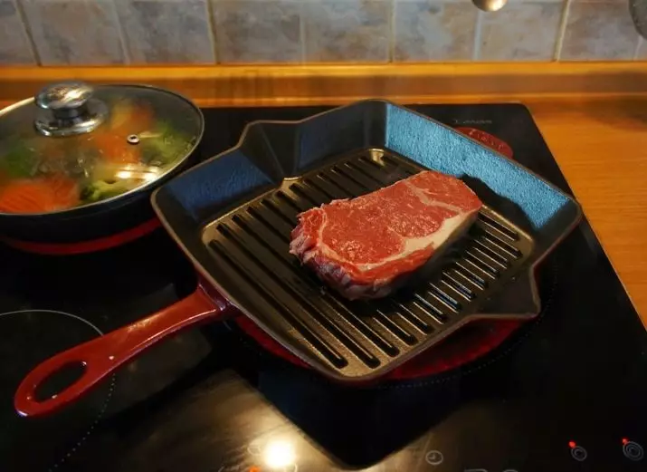 Thekon për biftek: Përshkrimi i hekurit të hedhur dhe pans tjera për përgatitjen e biftek. Si të zgjidhni më të mirën? 10918_7