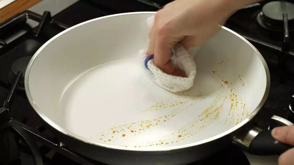 Τηγανίζοντας τηγάνι αλουμινίου: Περιγραφή του φρυγανισμένου τηγάνι χωρίς επίστρωση και τηγάνι με μια μη ραβδί επίστρωση. Πώς να τα κυλήσει; 10925_28