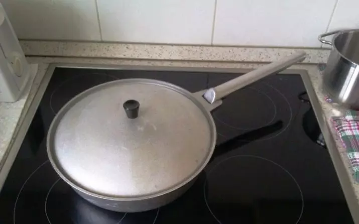 Aluminum Frying Pan: Paglalarawan ng littered frying pan nang walang patong at isang kawali na may non-stick coating. Paano i-roll ang mga ito? 10925_4
