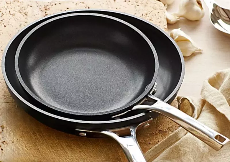 Titanium-Coated Frying Pan: Pluses ແລະ mincanta minuses. ວິທີການເລືອກຮູບແບບທີ່ດີ? ການທົບທວນຄືນ 10928_15