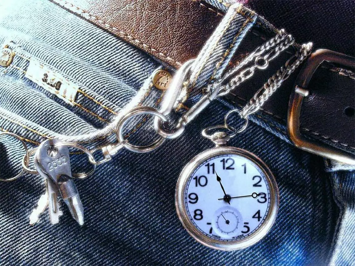Часы с цепочкой на джинсах