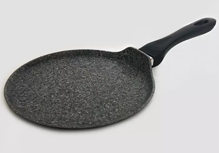 Ferramiento de ferro fundido para panqueiques: características dunha pancake tixola de fundición. Como rodar? Comentarios 10930_11