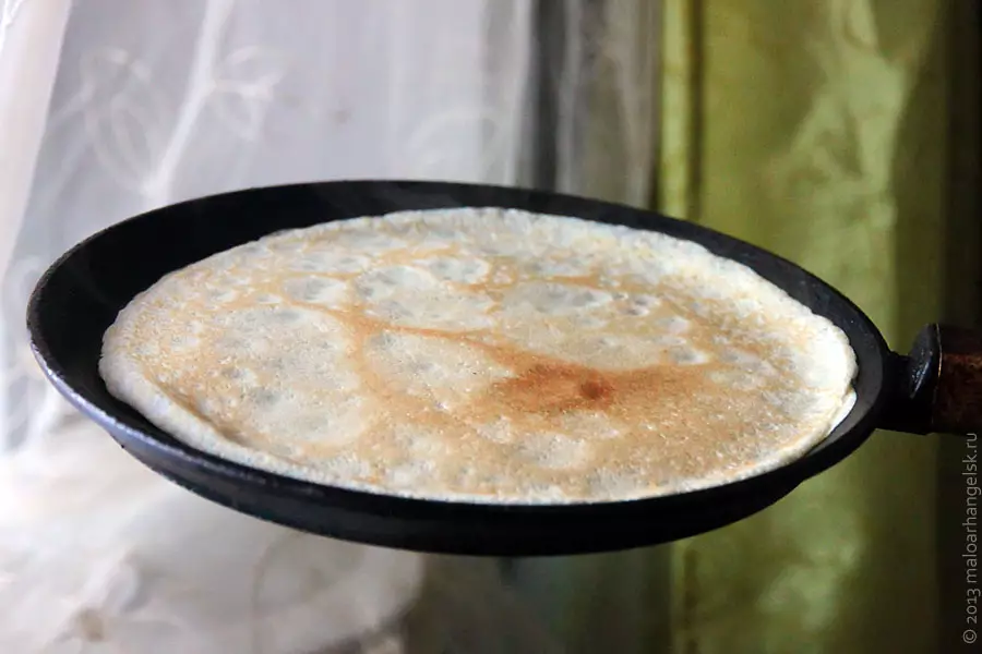 Ferramiento de ferro fundido para panqueiques: características dunha pancake tixola de fundición. Como rodar? Comentarios 10930_19