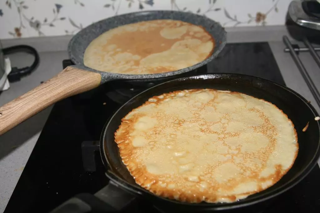 CAVEL IRZ FRYING PAN FOAR PANCAKE: Funksjes fan in pankoekpanne fan pan fan pankoeken fan getten izer. Hoe rôlje? Resinsjes fan beoordelingen 10930_22