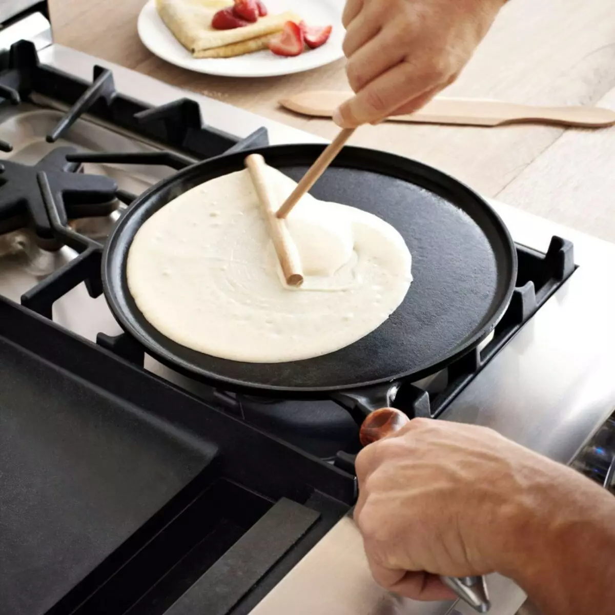 Ferramiento de ferro fundido para panqueiques: características dunha pancake tixola de fundición. Como rodar? Comentarios 10930_4
