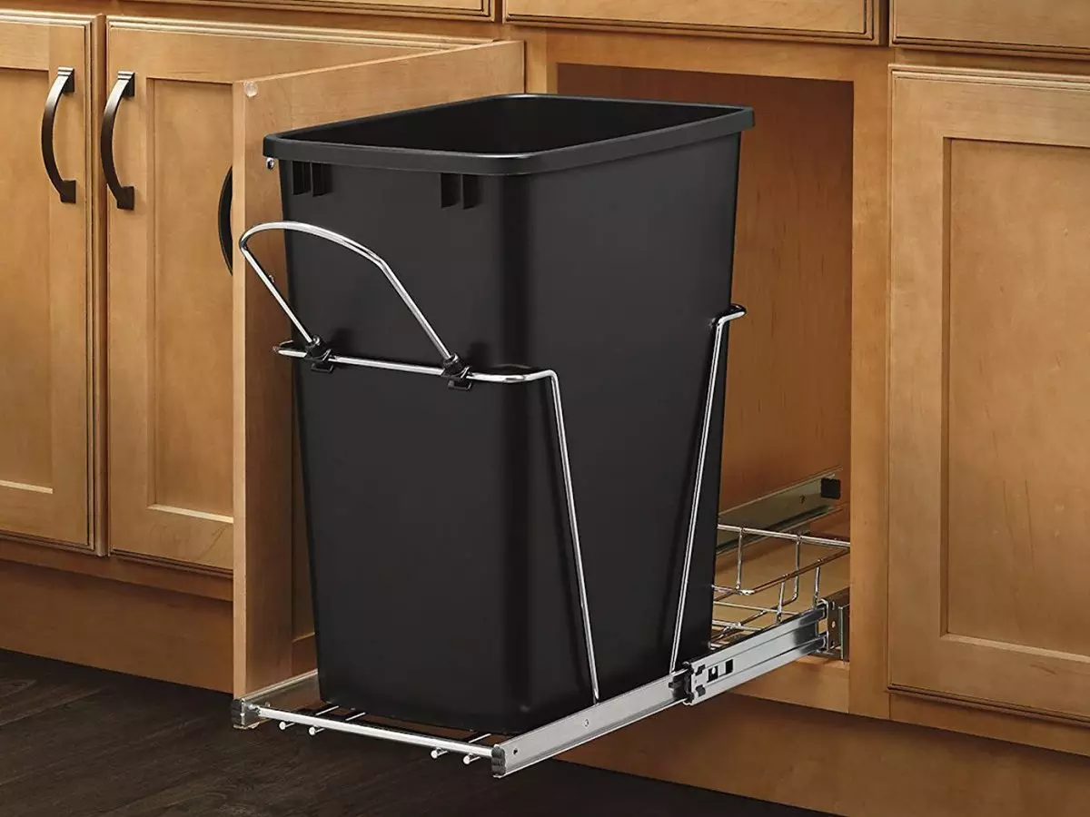 Відро для сміття на дверцята (25 фото): як вибрати підвісне відро для сміття для кухні під мийку? Як закріпити його на двері кухонного шафи? 10941_10
