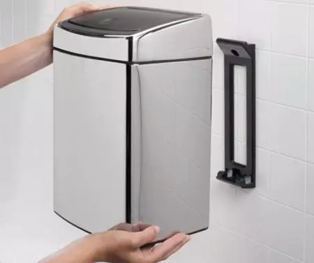 Ein Eimer für Müll an der Tür (25 Fotos): Wie kann man einen Suspensionsbehälter für eine Küche für ein Waschbecken wählen? Wie kann man es an der Tür des Küchenkabinetts reparieren? 10941_13