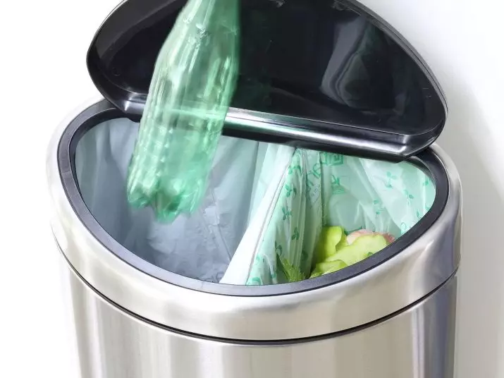 Ein Eimer für Müll an der Tür (25 Fotos): Wie kann man einen Suspensionsbehälter für eine Küche für ein Waschbecken wählen? Wie kann man es an der Tür des Küchenkabinetts reparieren? 10941_17