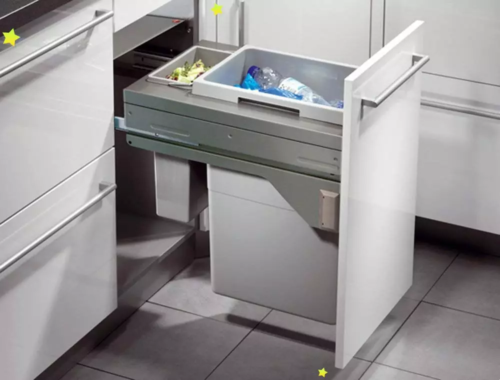Ein Eimer für Müll an der Tür (25 Fotos): Wie kann man einen Suspensionsbehälter für eine Küche für ein Waschbecken wählen? Wie kann man es an der Tür des Küchenkabinetts reparieren? 10941_18