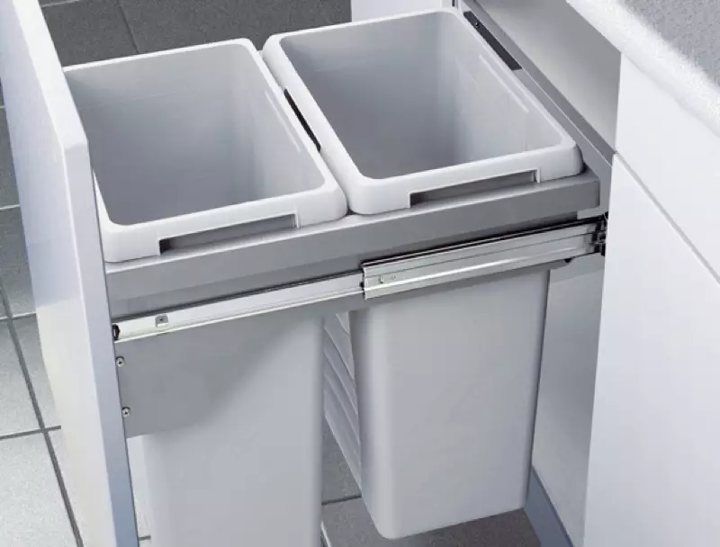 Ein Eimer für Müll an der Tür (25 Fotos): Wie kann man einen Suspensionsbehälter für eine Küche für ein Waschbecken wählen? Wie kann man es an der Tür des Küchenkabinetts reparieren? 10941_20