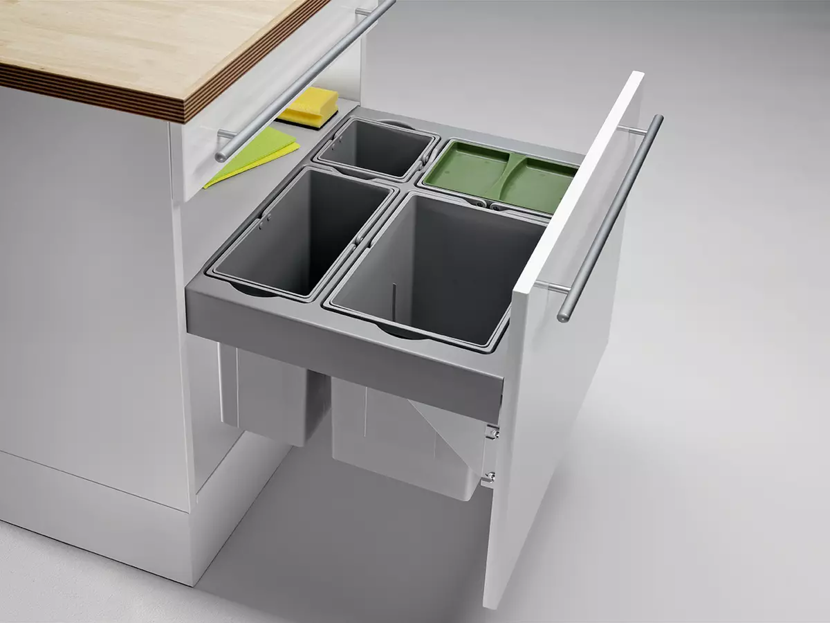 Ein Eimer für Müll an der Tür (25 Fotos): Wie kann man einen Suspensionsbehälter für eine Küche für ein Waschbecken wählen? Wie kann man es an der Tür des Küchenkabinetts reparieren? 10941_23