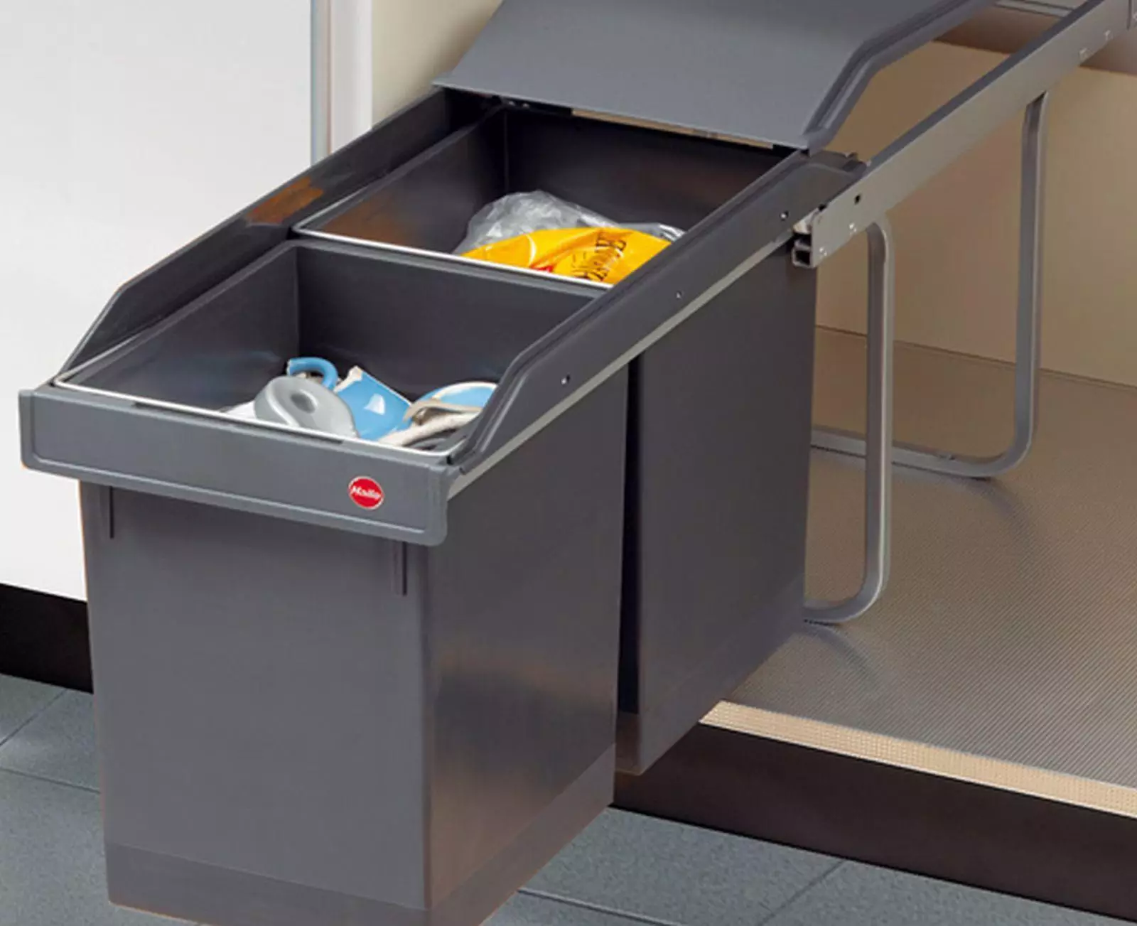 Ein Eimer für Müll an der Tür (25 Fotos): Wie kann man einen Suspensionsbehälter für eine Küche für ein Waschbecken wählen? Wie kann man es an der Tür des Küchenkabinetts reparieren? 10941_25
