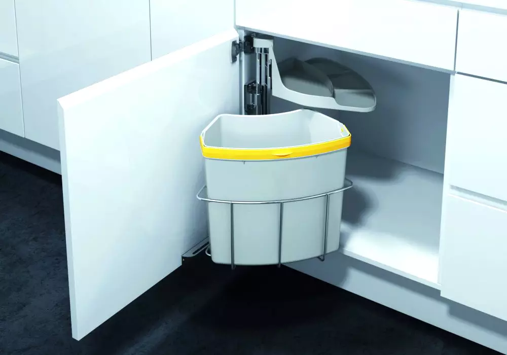 Ein Eimer für Müll an der Tür (25 Fotos): Wie kann man einen Suspensionsbehälter für eine Küche für ein Waschbecken wählen? Wie kann man es an der Tür des Küchenkabinetts reparieren? 10941_3
