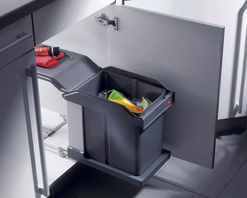 Ein Eimer für Müll an der Tür (25 Fotos): Wie kann man einen Suspensionsbehälter für eine Küche für ein Waschbecken wählen? Wie kann man es an der Tür des Küchenkabinetts reparieren? 10941_4