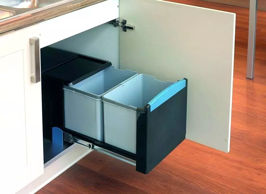 Ein Eimer für Müll an der Tür (25 Fotos): Wie kann man einen Suspensionsbehälter für eine Küche für ein Waschbecken wählen? Wie kann man es an der Tür des Küchenkabinetts reparieren? 10941_5