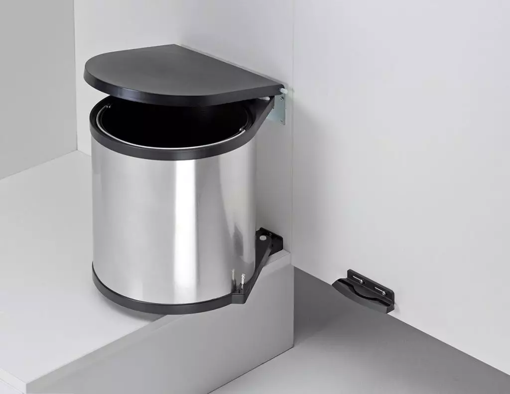 Ein Eimer für Müll an der Tür (25 Fotos): Wie kann man einen Suspensionsbehälter für eine Küche für ein Waschbecken wählen? Wie kann man es an der Tür des Küchenkabinetts reparieren? 10941_6