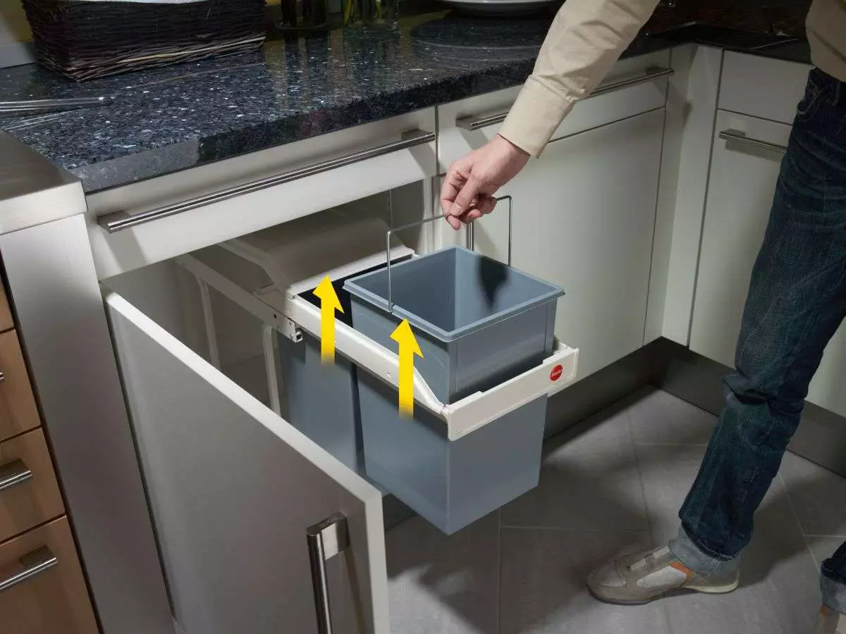 Ein Eimer für Müll an der Tür (25 Fotos): Wie kann man einen Suspensionsbehälter für eine Küche für ein Waschbecken wählen? Wie kann man es an der Tür des Küchenkabinetts reparieren? 10941_9