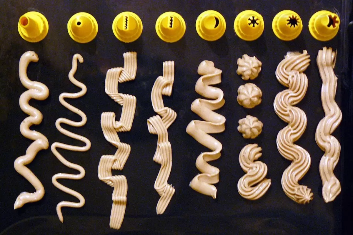 Konfektyrspruta (43 bilder): Hur man använder sprutor med munstycken? Jämförelse med en konfektyrpåse. Beskrivning av professionella sprutor för grädde och andra arter 10945_21
