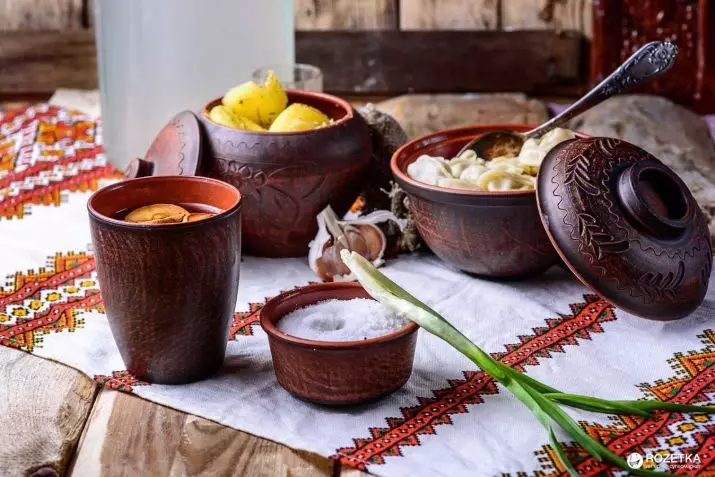 Salonka (21 foto): Apa itu? Solllers kayu dengan tutup garam dan perak, Solllers keramik dengan sendok dan hidangan lainnya 10946_16