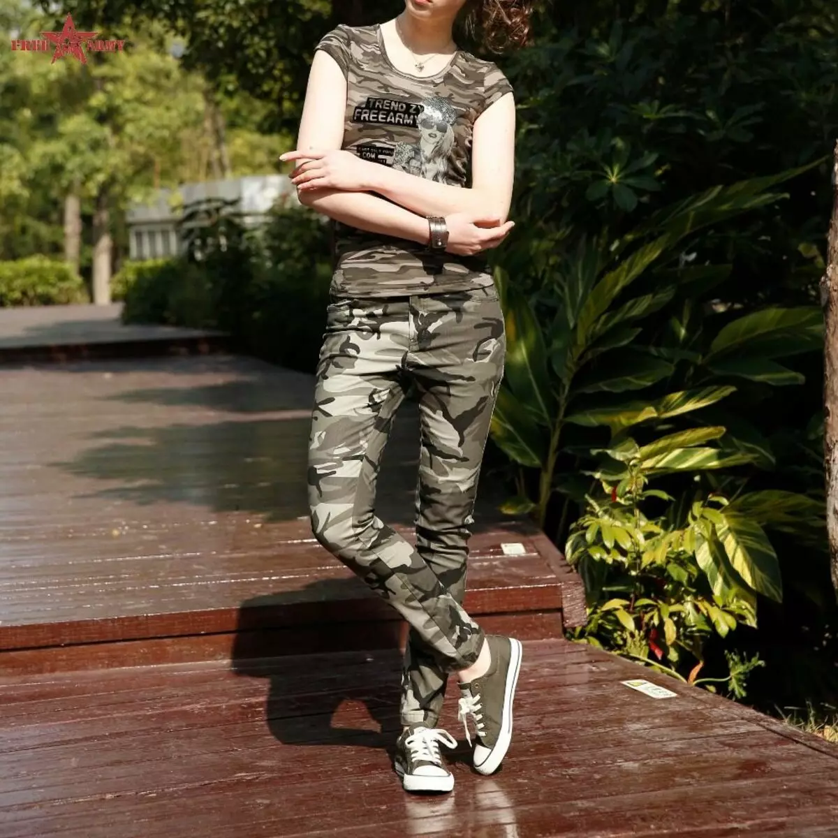 Jeans za Camouflage (picha 60): Nini kuvaa, mifano mingine ya wanawake na kuchapisha camouflage 1094_14