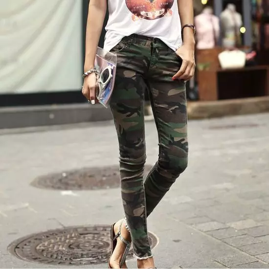 Jeans za Camouflage (picha 60): Nini kuvaa, mifano mingine ya wanawake na kuchapisha camouflage 1094_19